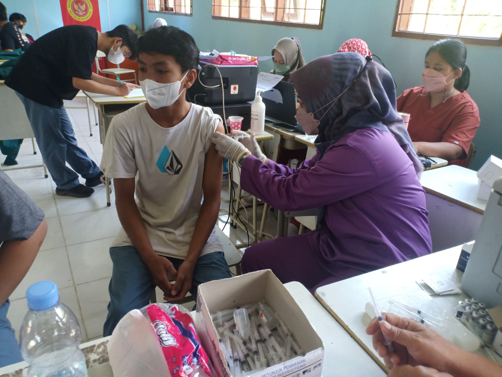 kegiatan-vaksinasi-di-smkn-20-samarinda-oleh-binda-kaltim-dengan-900-dosis-vaksin-pfizer.jpg