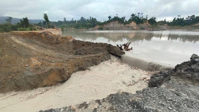 kejadian-pertama-jebolnya-tanggul-batubara-milik-pt-kpuc-di-pit-seturan.jpg