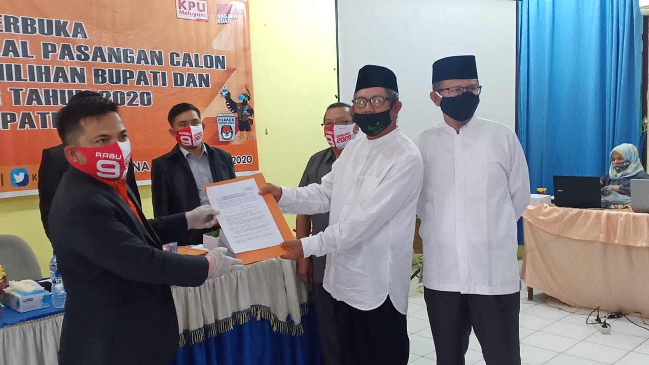 ketua-kpu-paser-abdul-qayyim-rasyid-menyerahkan-berita-acara-rapat.jpg