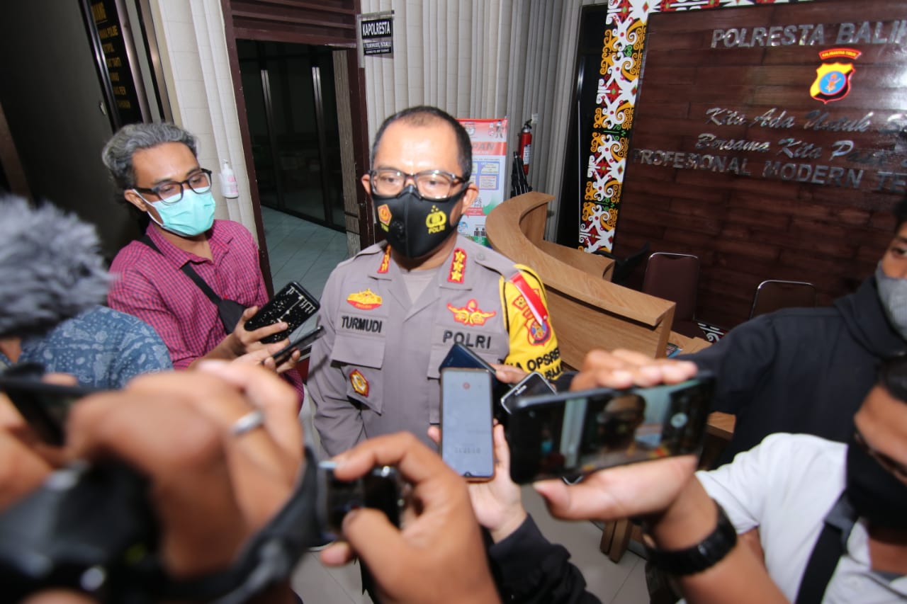 FPI Ormas Terlarang, Polresta Balikpapan Turunkan Baliho di Beberapa Titik Bersama TNI dan Satpol PP