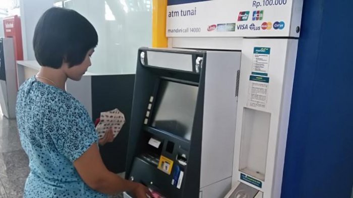 kompas-images-aktivitas-transaksi-nasabah-di-mesin-atm-bank-mandiri.jpg