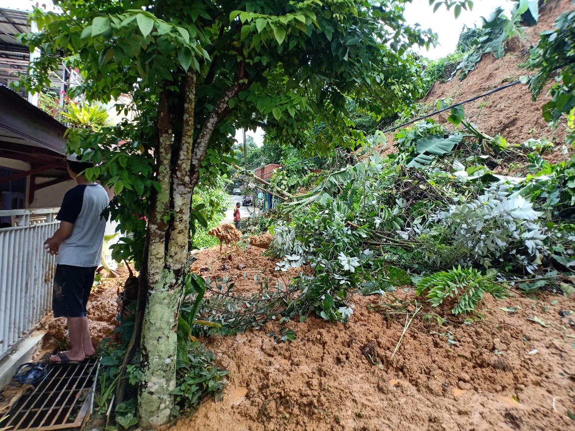kondisi-di-lokasi-tanah-longsor-jalan-suryanata-perum-graha-indah-rt-53-kelurahan-air-putih.jpg