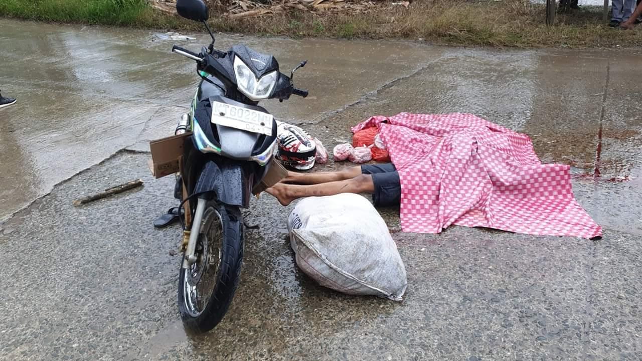 Tewas di Tempat, Jasad Korban Kecelakaan di Simpang Jembatan Mahkota II Palaran Ditutup Kain