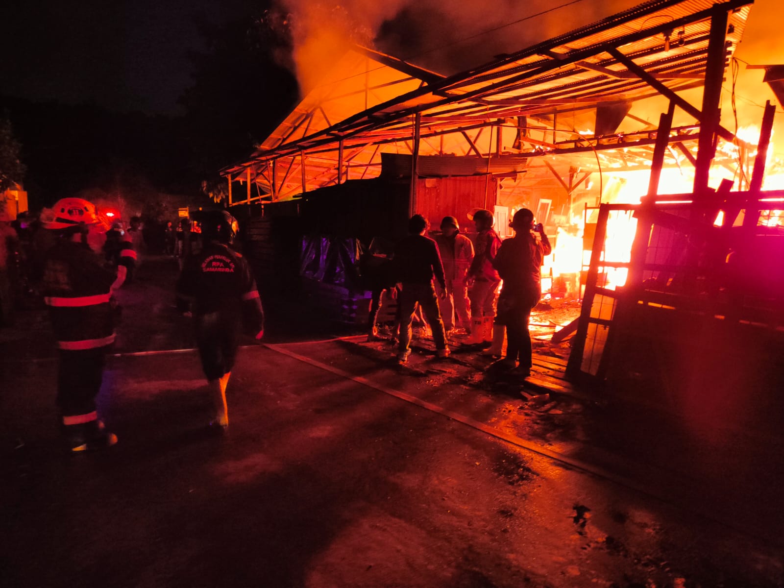 Api Mengamuk di Tengah Malam, Hanguskan 2 Bangunan di Sungai Kapih Kota Samarinda
