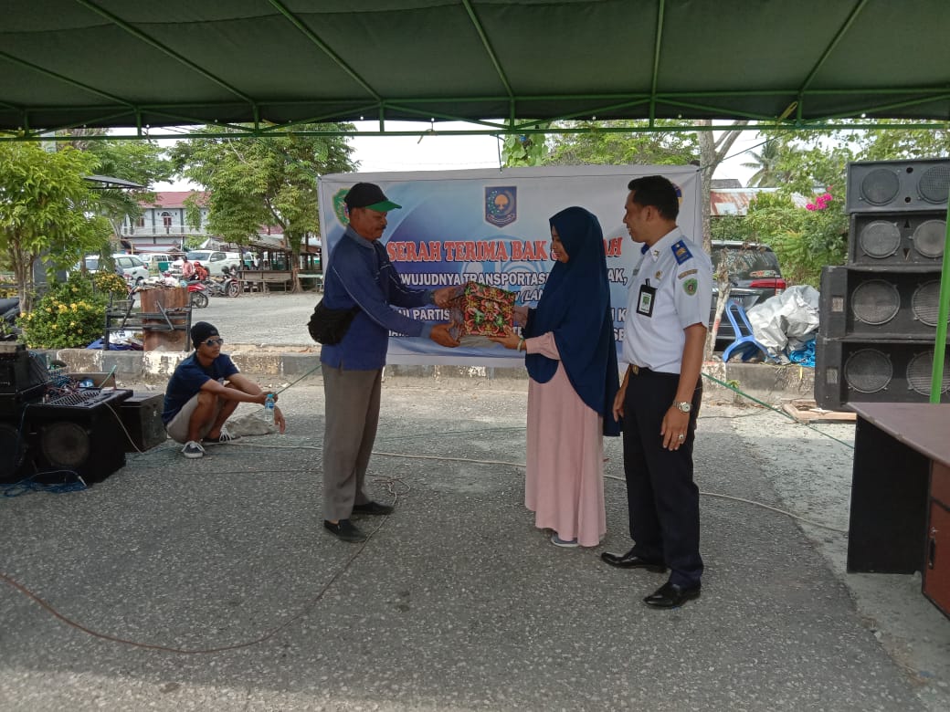 Terapkan Terobosan Baru, Dishub PPU Bagikan Tempat Sampah Khusus Angkutan Umum