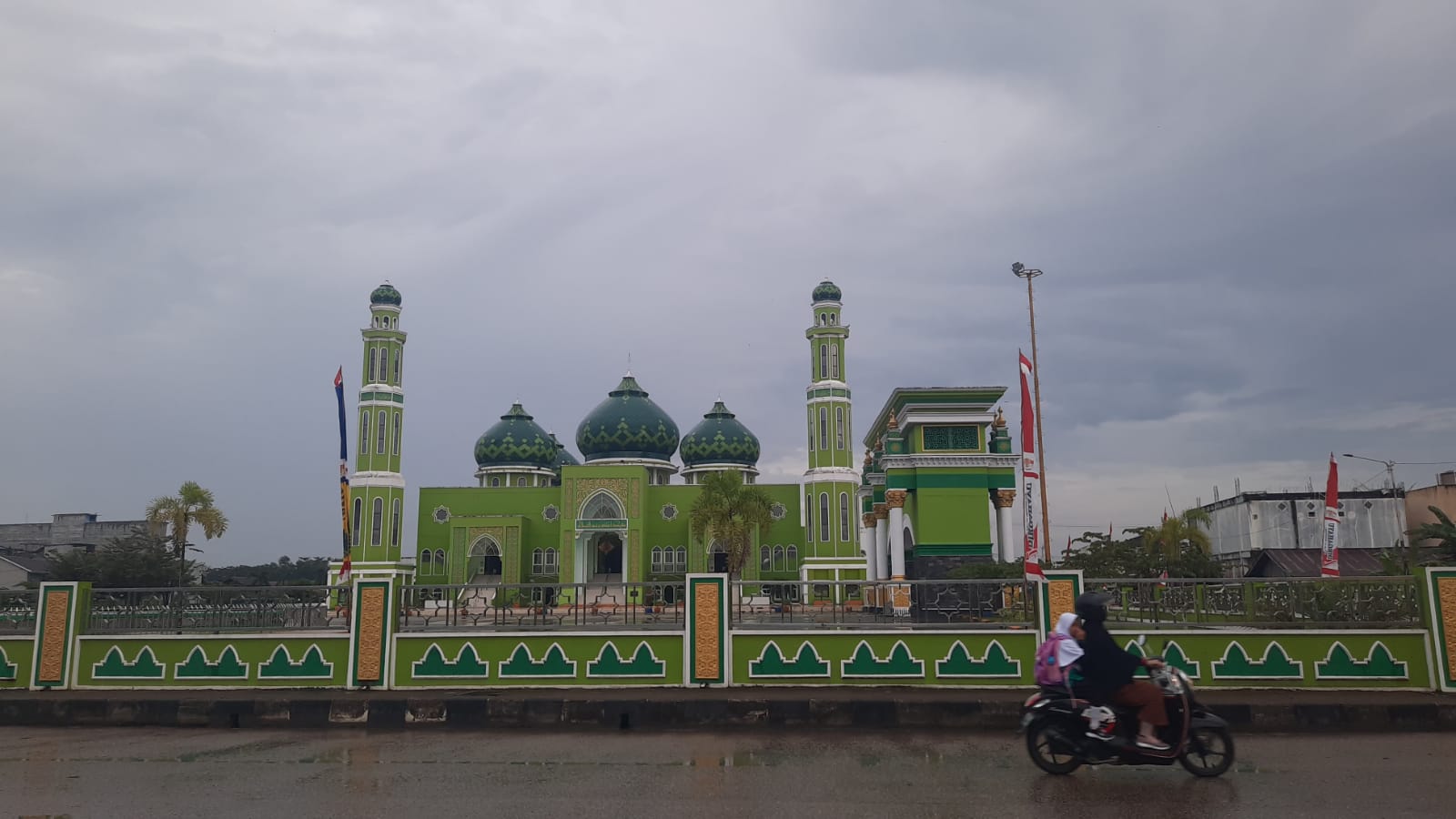 langit-berawan-di-atas-masjid-agung-nurul-falah-kecamatan-tanah-grogot.jpg