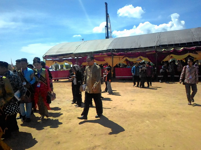 Kenakan Pakaian Dinas, Gubernur Tiba di Lokasi Groundbreaking