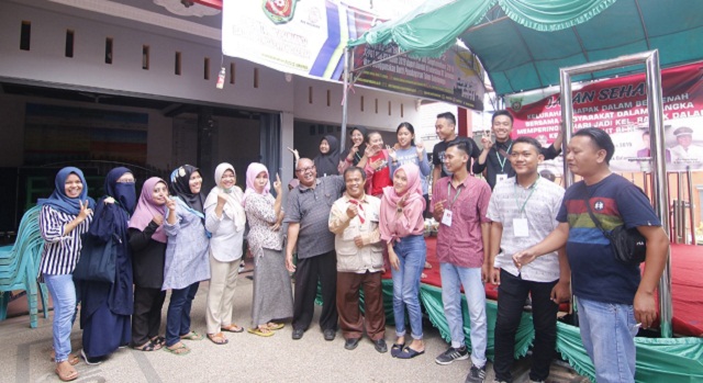 Sambut HUT ke 74 RI, Warga Rapak Dalam Gelar Jalan Sehat Sembari Memungut Sampah