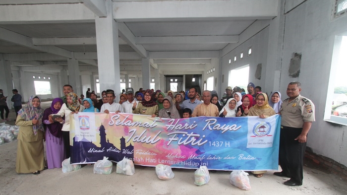 lurah-gsb-bersama-gakin-dan-lansia-peneria-paket-ramadhan-cerita_20160628_201133.jpg