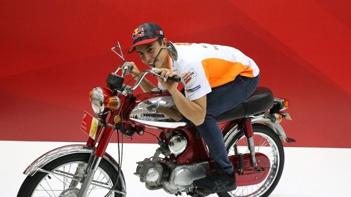 Bertandang ke Kerawang, Marc Marquez Pilih Tongkrongi Motor Jadul Ini