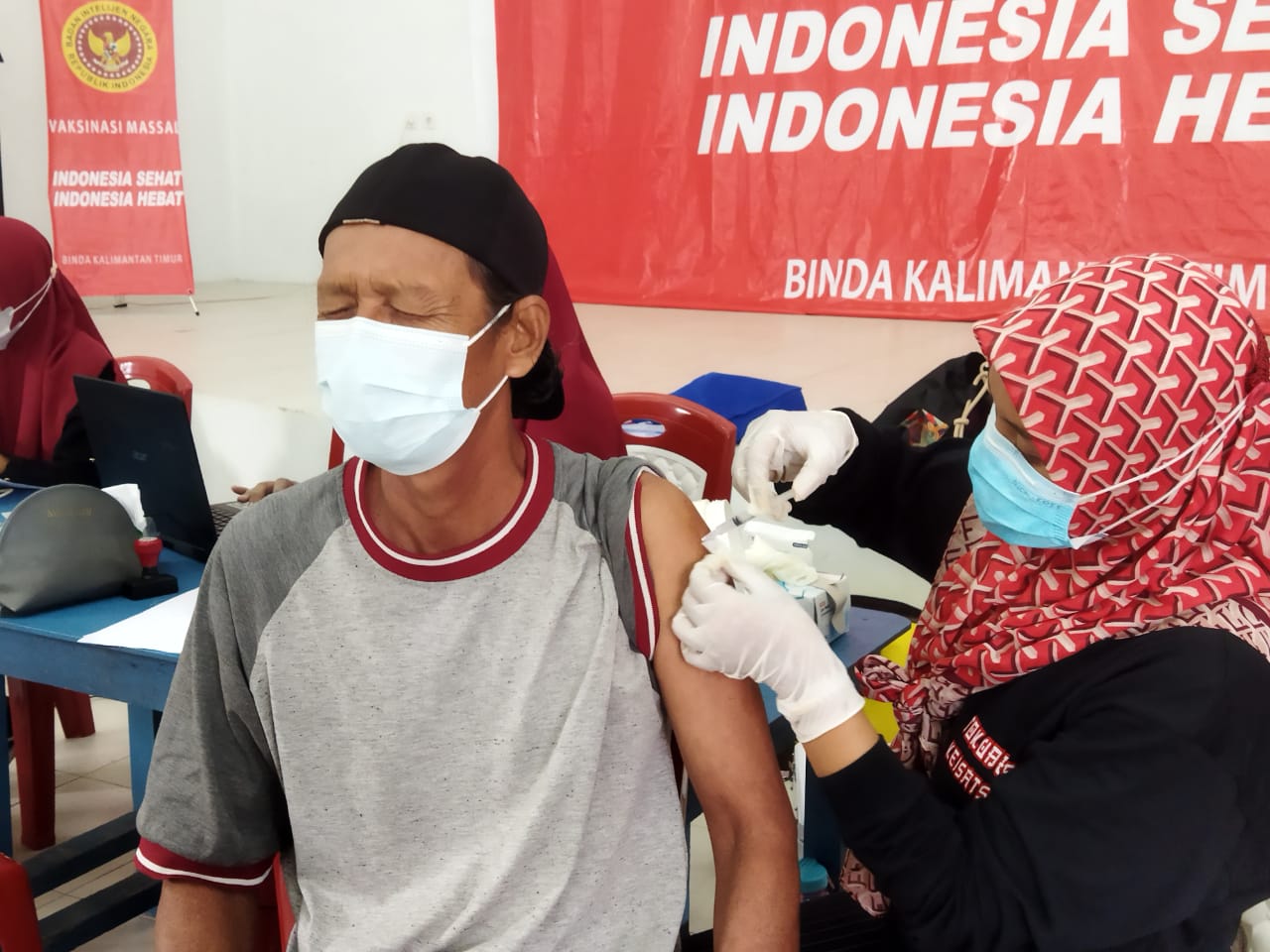 masyarakat-di-kelurahan-sindang-sari-dan-pulau-atas-tampak-antusias-mengikuti-vaksinasi.jpg