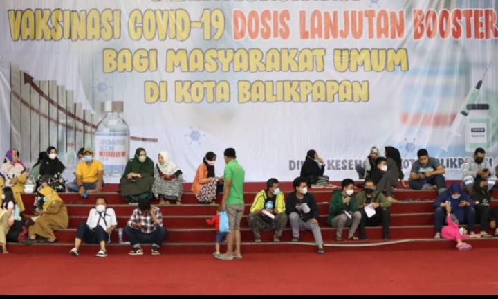 masyarakat-menerima-vaksinasi-covid-19-di-bscc-dome.jpg