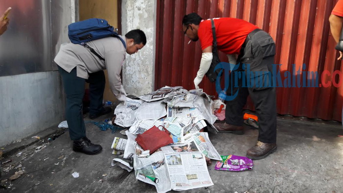 BREAKING NEWS -- Diduga Orang Gila, Mayat Tanpa Identitas Ditemukan Warga di Emperan Toko