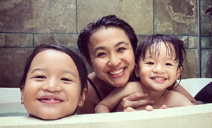 Dijuluki Hot Mama, Beginilah Penampilan Seksi Istri Ernest Prakasa