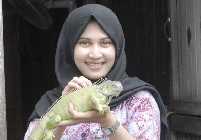Gadis ini Suka Pelihara Iguana Amerika Latin