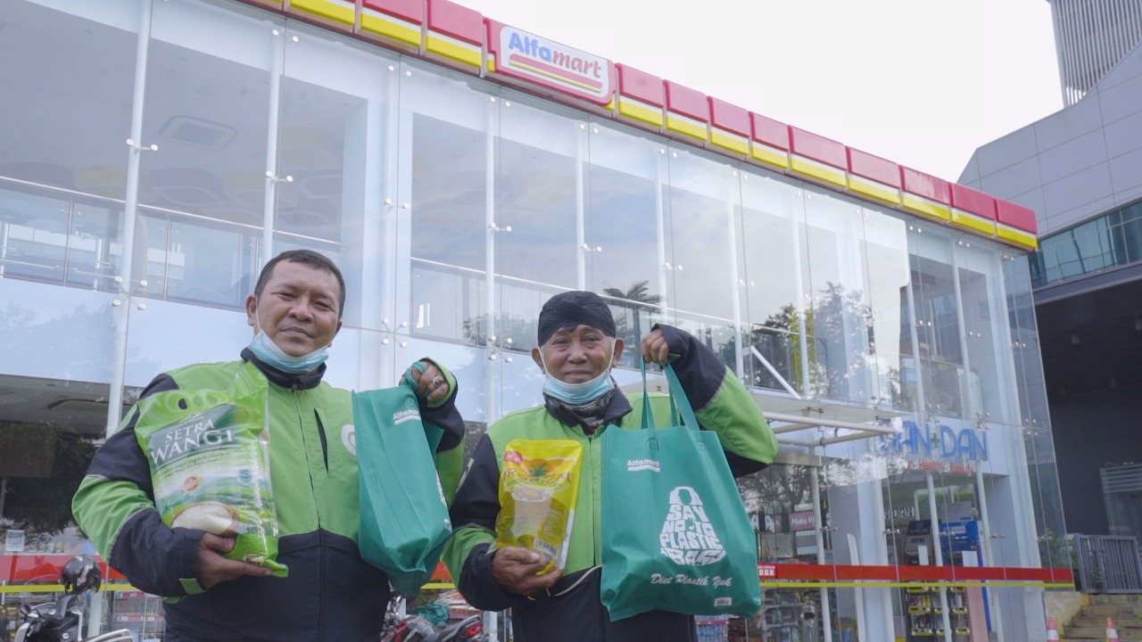 Bantu yang Terdampak Wabah Corona, Alfamart Salurkan Bantuan Sembako untuk Mitra Gojek