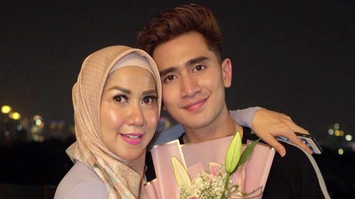 momen-verrell-bramasta-bersama-ibu-kandungnya-venna-melinda.jpg