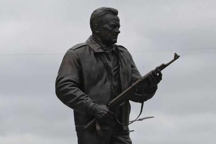 Monumen Kalashnikov Dibangun Sebagai Penghormataan Khusus untuk Perancang Senapan AK-47