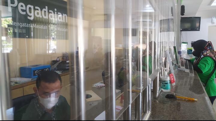 nasabah-saat-transaksi-di-Pegadaian-Cabang-Damai-Balekpapan.jpg
