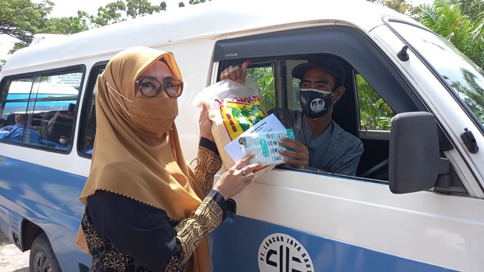 Ringankan Beban Warga, Nurlena Rahmad Mas'ud Bagikan Ratusan Sembako kepada Sopir dan Driver Online