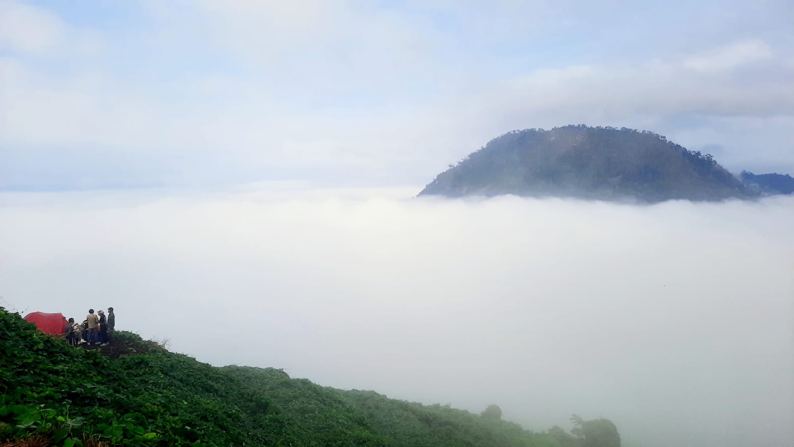 objek-wisata-gunung-boga-atau-lebih-dikenal-dengan-gunung-embun-yang-ada.jpg
