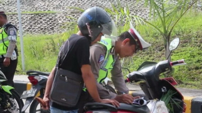 Bukannya Ditilang, Polisi Malah Ajak Pelanggar Lalu Lintas Lakukan Ini, Netter: Pak, Kalian Keren!