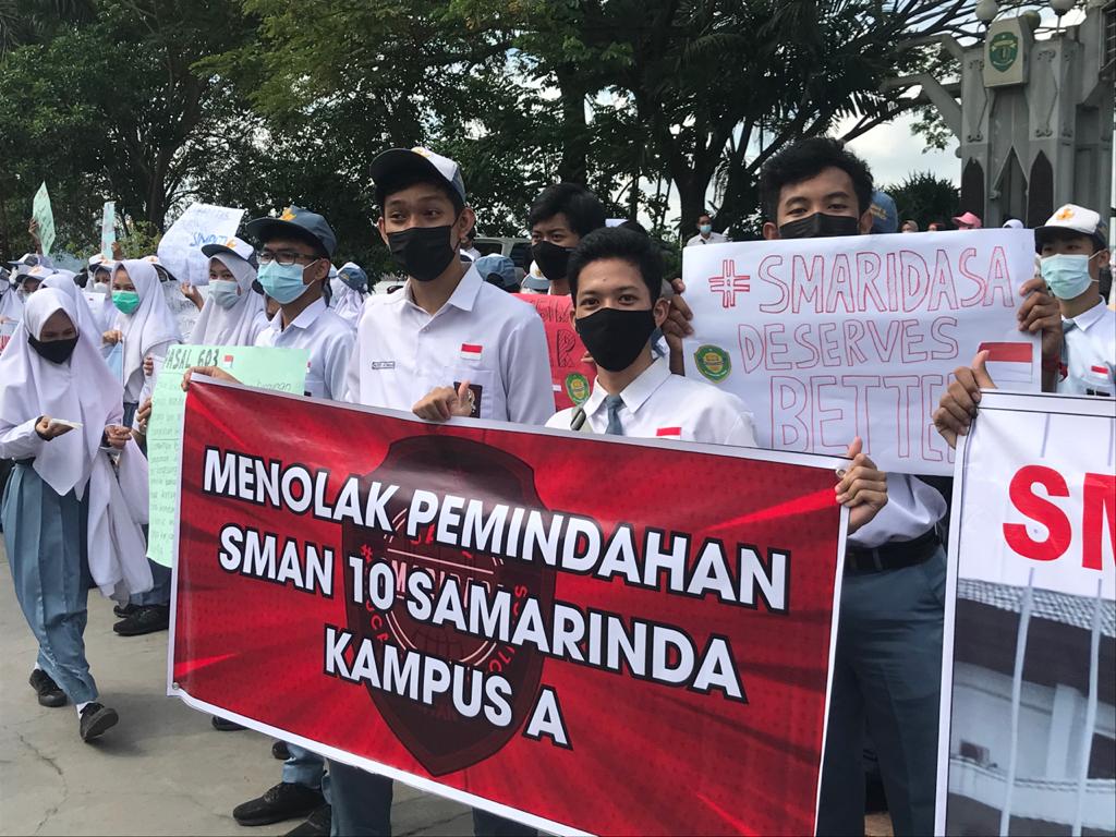 para-siswa-guru-dan-orangtua-murid-sman-10-samarinda-berunjuk-rasa-di-depan-kantor-gubernur.jpg