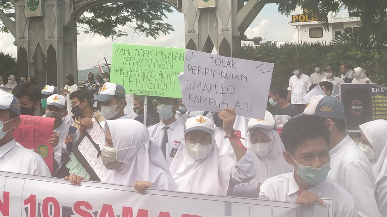 para-siswa-guru-dan-orangtua-murid-sman-10-samarinda-berunjuk-rasa-di-depan-kantor.jpg