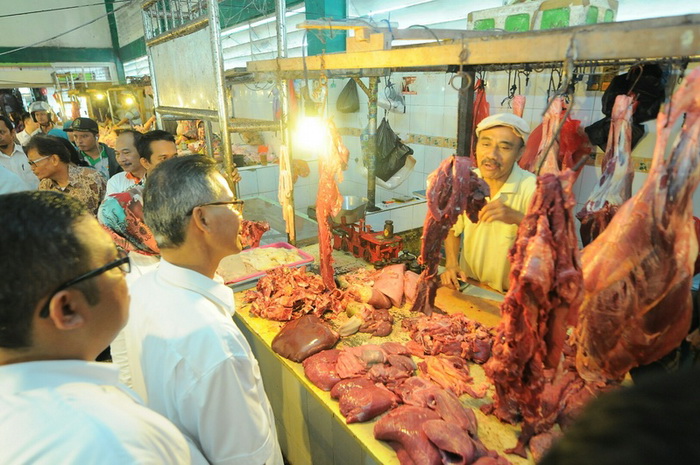 pedagang-sapi-di-pasar-klandasan_20160513_123041.jpg