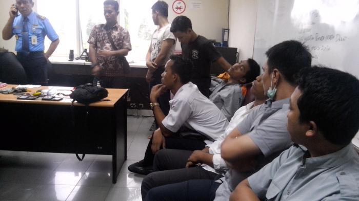 Pegawai Maskapai Ini Kepergok Curi Bagasi Penumpang di Kargo Bandara