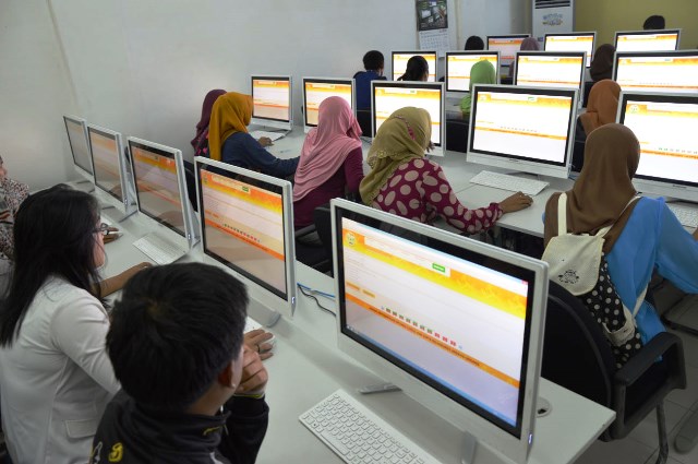 pelaksanaan-tes-bagi-cpns-di-laboratorium-computer-assisted-test-pemprov-kaltara.jpg