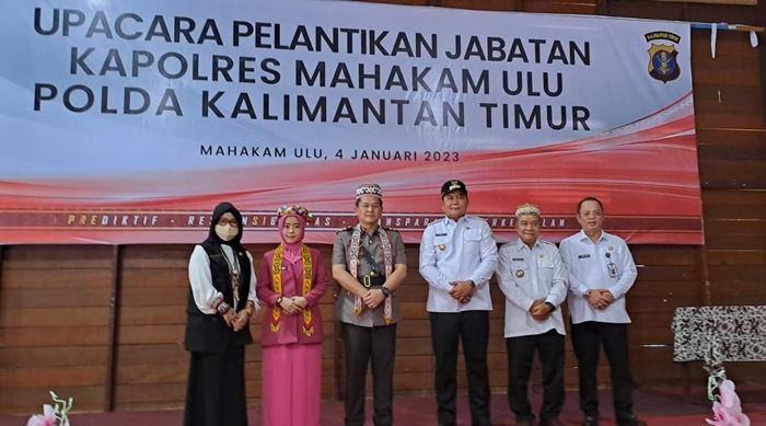 pelantikan-Kapolres-Mahulu-di-Lamin-Adat-Ujoh-Bilang.jpg