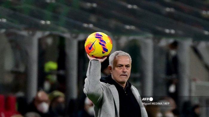 pelatih-kepala-roma-asal-portugal-jose-mourinho-memegang-bola.jpg