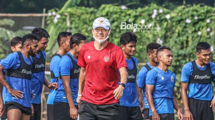 pelatih-timnas-indonesia-shin-tae-yong-jersey-merah-tampak-memantau-para-pemainnya.jpg