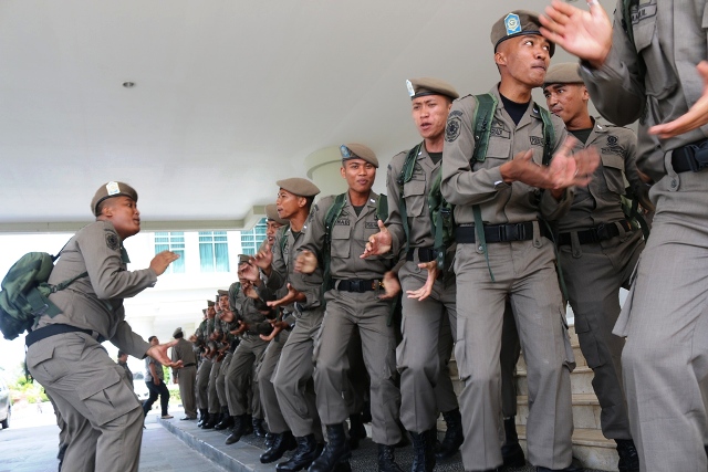 pelepasan-personel-satpol-pp-kutim_20150507_130334.jpg
