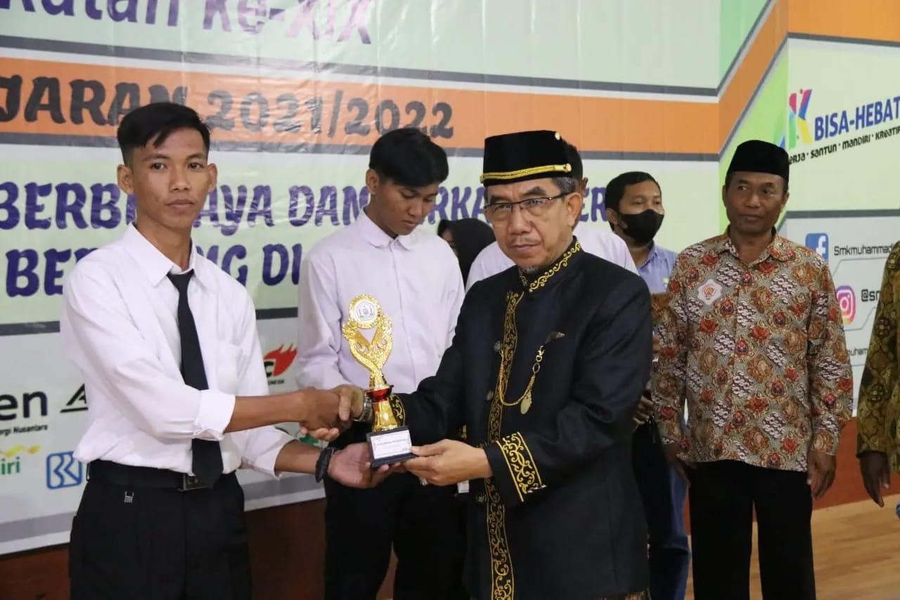 Bupati Kutim Ardiansyah Melepas Pelajar SMK Muhammadiyah 1 Sangatta Utara