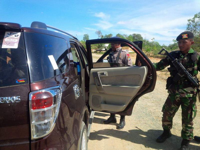 Kendaraan dan Tamu Diperiksa Polisi dan TNI