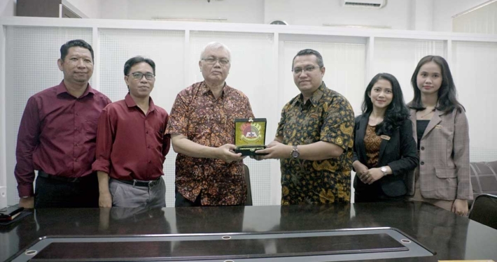 Universitas Mulia Jalin Kerja Sama dengan PT Transkon Jaya, Beberapa Lulusan Direkrut Jadi Karyawan