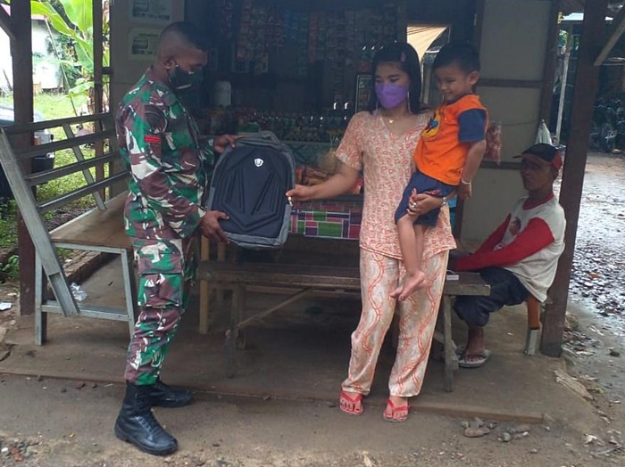 Sisi Lain Personel Pendam VI Mulawarman, Berikan Kenang-kenangan sebagai Wujud Peduli Sesama