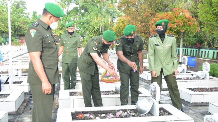 penerangan-kodam-vi-mulawarman-saat-melaksanakan-ziarah-ke-taman-makam-pahlawan-dharma-agung.jpg