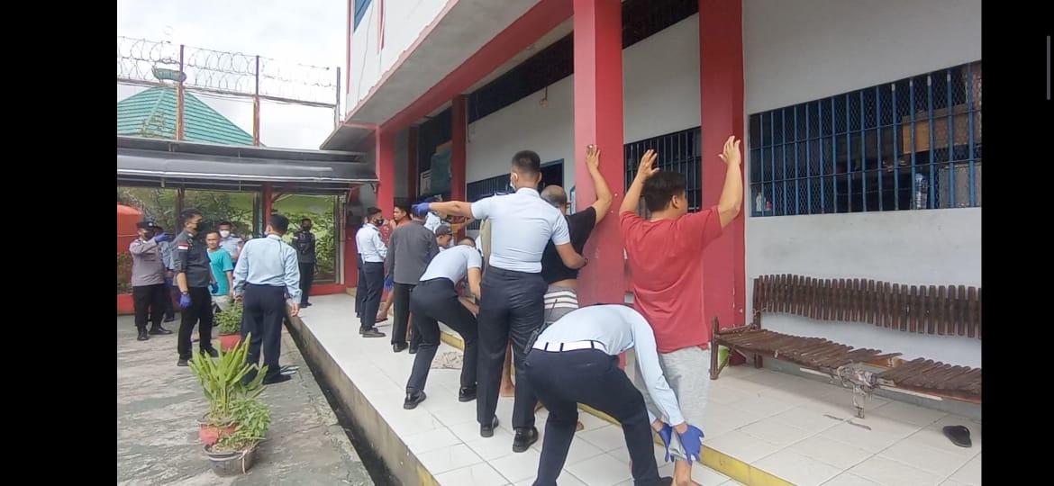 Ditjenpas Lakukan Tes Urine dan Penggeledahan Mendadak di Lapas Narkotika Samarinda