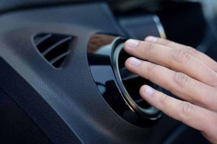 AC Mobil Mengeluarkan Bau Apek? Inilah Faktor Penyebab dan Solusinya