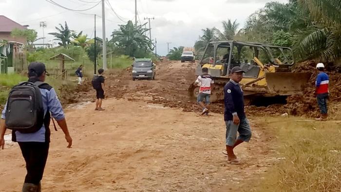 Permudah Akses Warga, Pemdes Mengkudu di Paser Libatkan Perusahaan Lakukan Perbaikan Jalan Rusak