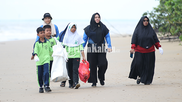 FOTO-FOTO: Hari Lingkungan Hidup Sedunia di PPU, Tanam Mangrove dan Bersih-bersih Pantai Corong - peringati-hari-lingkungan-hidup-sedunia-tanam-bibit-mangrove-dan-bersih-pantai-corong_02.jpg