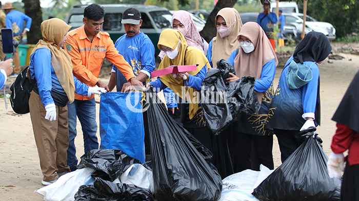 FOTO-FOTO: Hari Lingkungan Hidup Sedunia di PPU, Tanam Mangrove dan Bersih-bersih Pantai Corong - peringati-hari-lingkungan-hidup-sedunia-tanam-bibit-mangrove-dan-bersih-pantai-corong_03.jpg