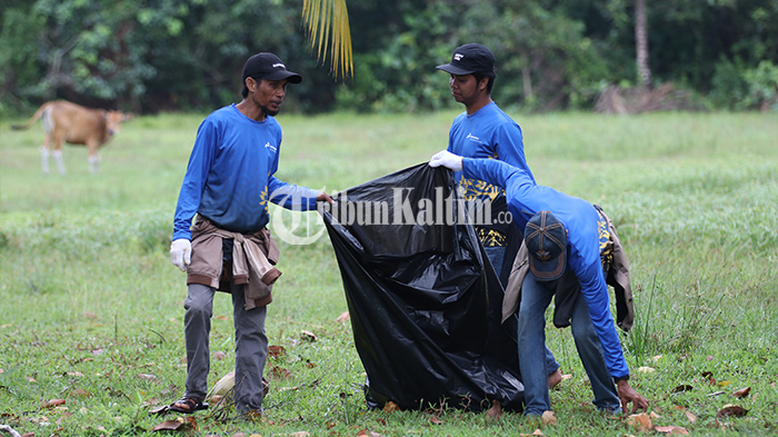 FOTO-FOTO: Hari Lingkungan Hidup Sedunia di PPU, Tanam Mangrove dan Bersih-bersih Pantai Corong - peringati-hari-lingkungan-hidup-sedunia-tanam-bibit-mangrove-dan-bersih-pantai-corong_04.jpg