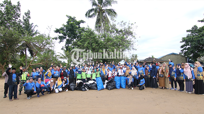 FOTO-FOTO: Hari Lingkungan Hidup Sedunia di PPU, Tanam Mangrove dan Bersih-bersih Pantai Corong - peringati-hari-lingkungan-hidup-sedunia-tanam-bibit-mangrove-dan-bersih-pantai-corong_05.jpg