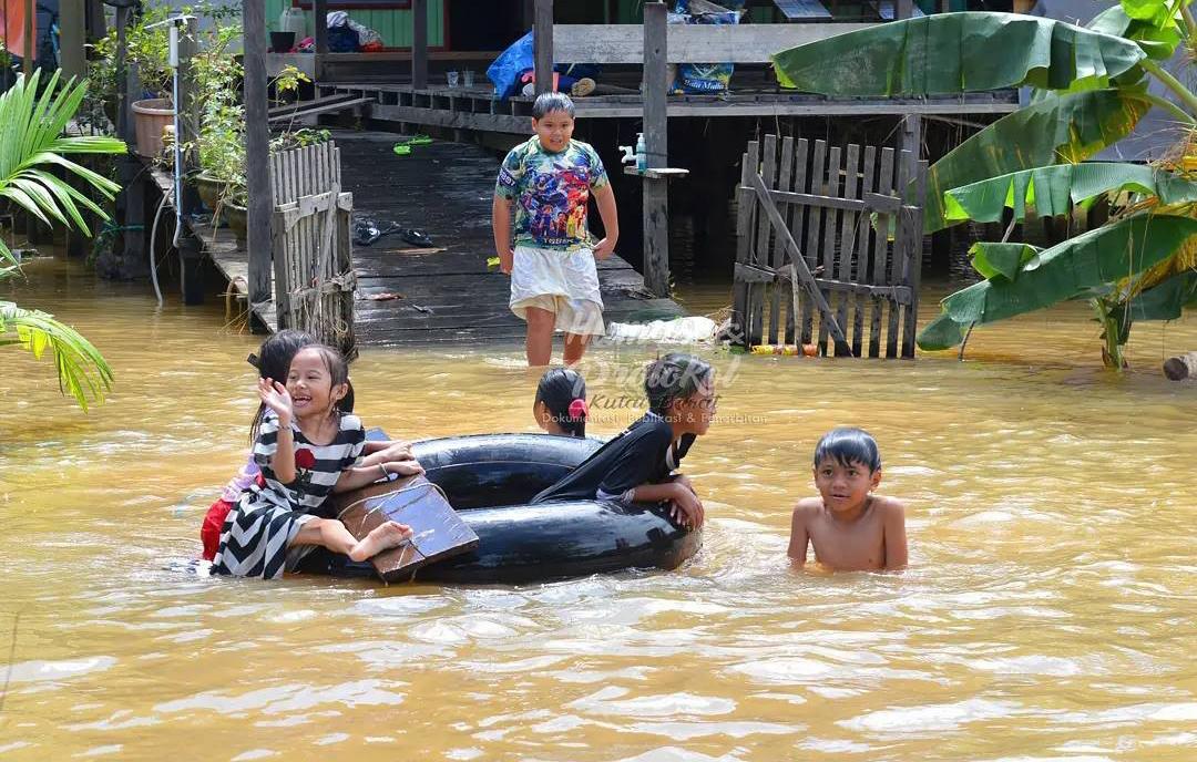 Perkampungan Dekat Sungai Mahakam Rawan Banjir, Bupati Kubar FX Yapan Beri Bantuan