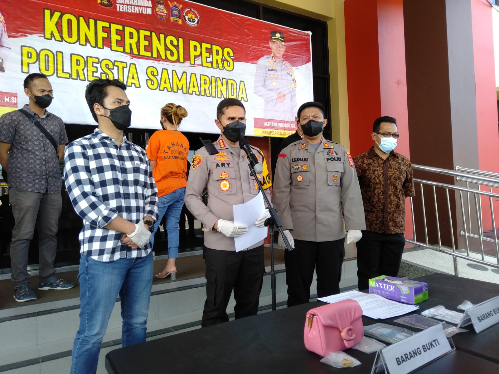 pers-rilis-kasus-penipuan-pembelian-emas-yang-dilakukan-tersangka-puji.jpg