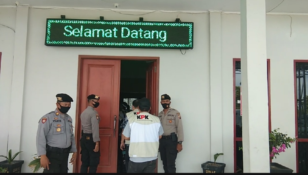 personel-dari-kpk-ri-melakukan-penggeledahan-di-sejumlah-opd-di-kutai-timur.jpg